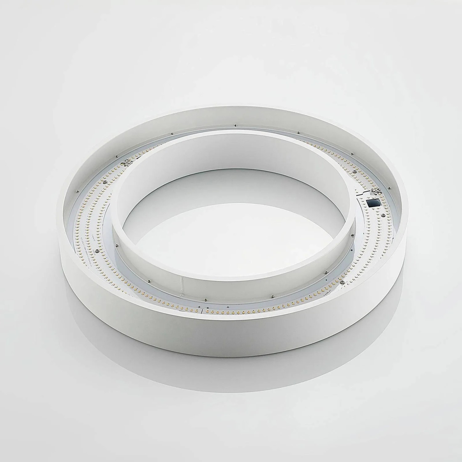 Moderne, weiße LED Deckenleuchte Sharelyn aus Aluminium, ringförmig, für die Küche.