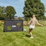 Salta Fußballtor Legend mit Torwand im Garten, Mädchen schießt Ball.