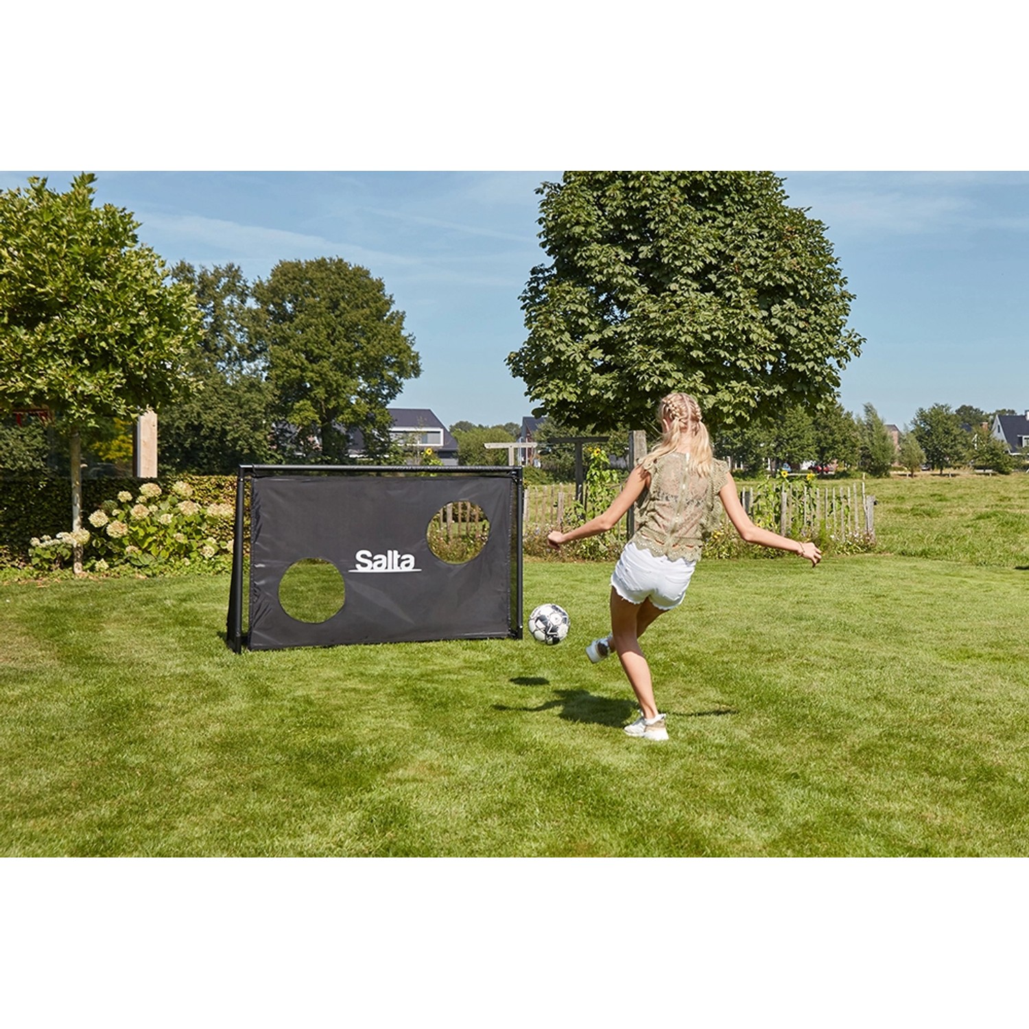 Salta Fußballtor Legend mit Torwand im Garten, Mädchen schießt Ball.