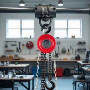 Roter Wiltec Kettenzug 1000kg mit schwarzen Ketten in Werkstatt. Robuster Flaschenzug für Hebearbeiten.