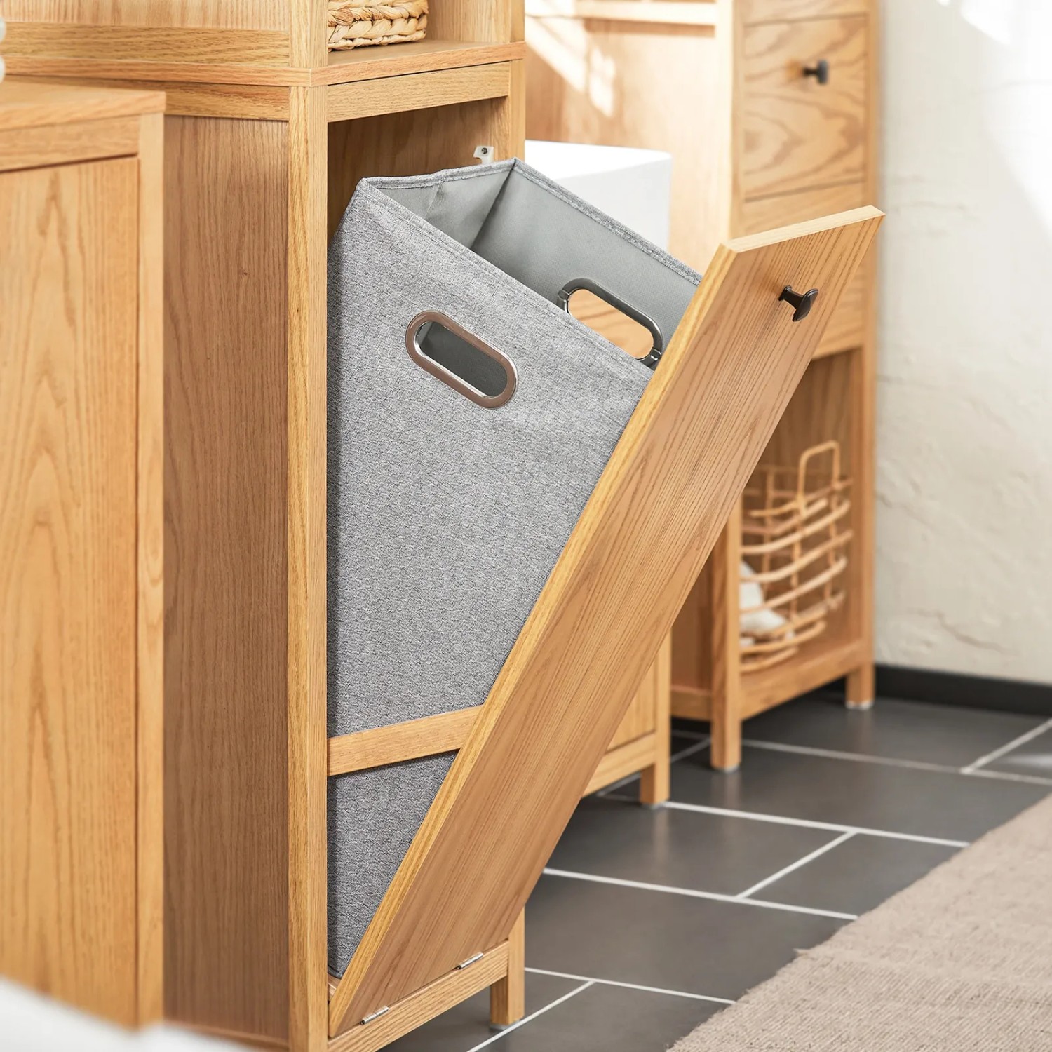SoBuy Badezimmerschrank BZR95-N mit Wäschesack, Naturfarbenes MDF, offene Tür.