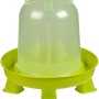 Grüne Kunststofftränke mit Standfüßen für Hühner, 1,5 Liter Füllmenge.