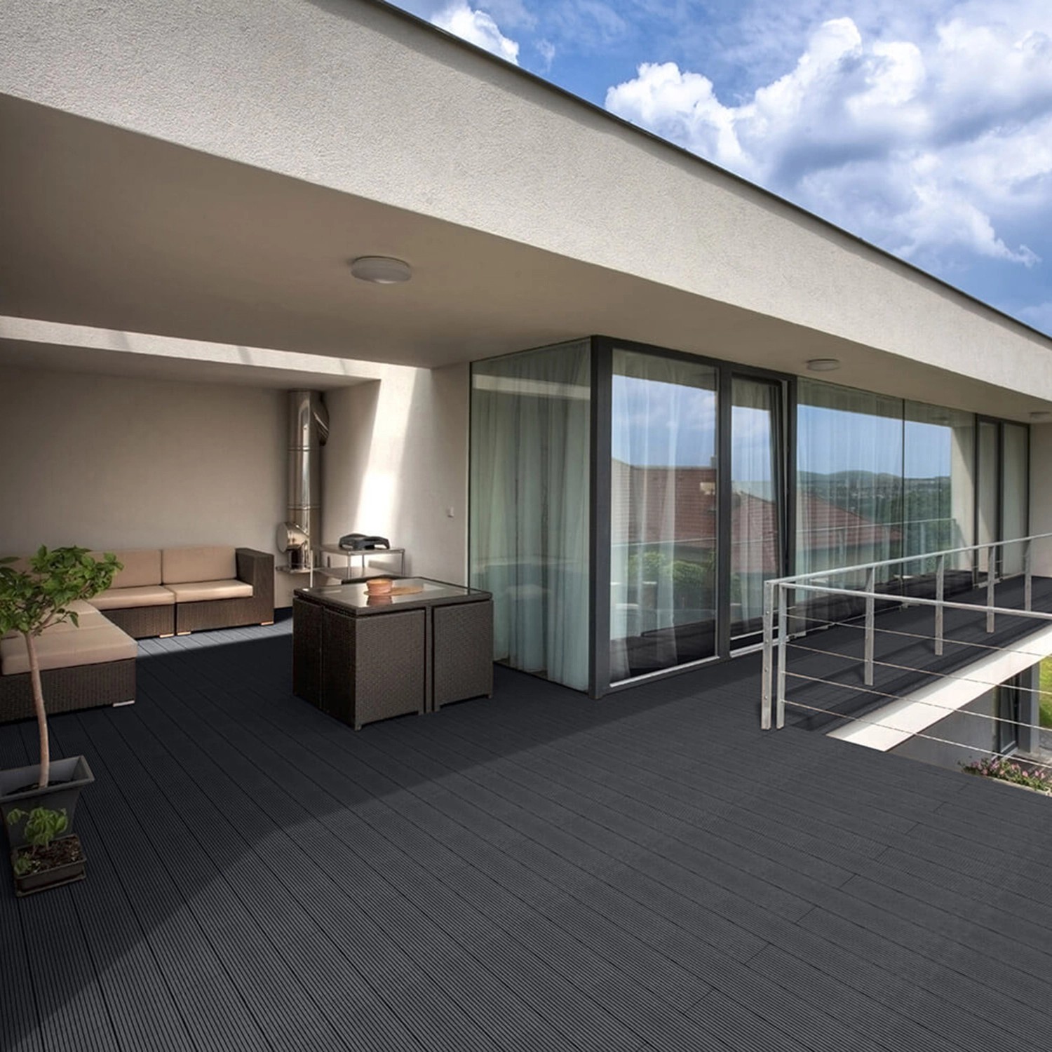 Terrasse mit anthrazitfarbenen Home Deluxe WPC-Terrassendielen Samana. Wetterfest, pflegeleicht und langlebig.