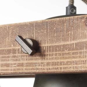 Detailaufnahme: 3-flammige Pendelleuchte Decca in Schwarz und Holz mit Metallelement.