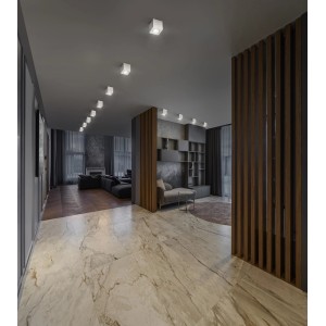 Weißer Ledvance Spot, 1-flammig, 8 cm, als Deckenleuchte im modernen Wohnraum.