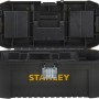 Geöffnete, schwarze Stanley Werkzeugbox aus Kunststoff, 16 Zoll, mit Metallschließen und Trageeinsatz.