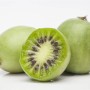 Drei grüne Kiwibeeren, eine angeschnitten, zeigt das Fruchtfleisch mit schwarzen Kernen.