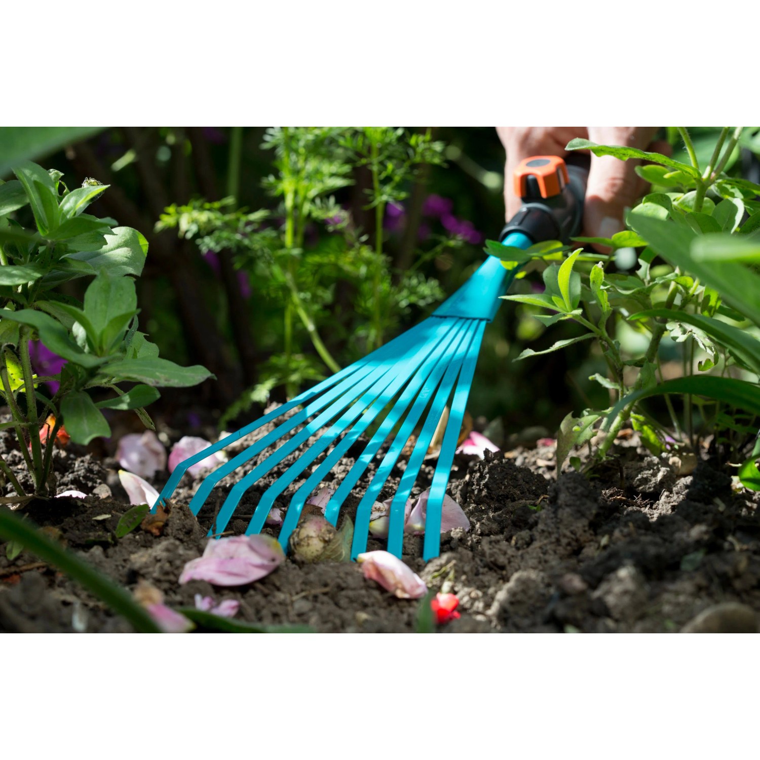 Gardena combisystem-Kleinbesen im Einsatz zum Laubrechen im Beet.