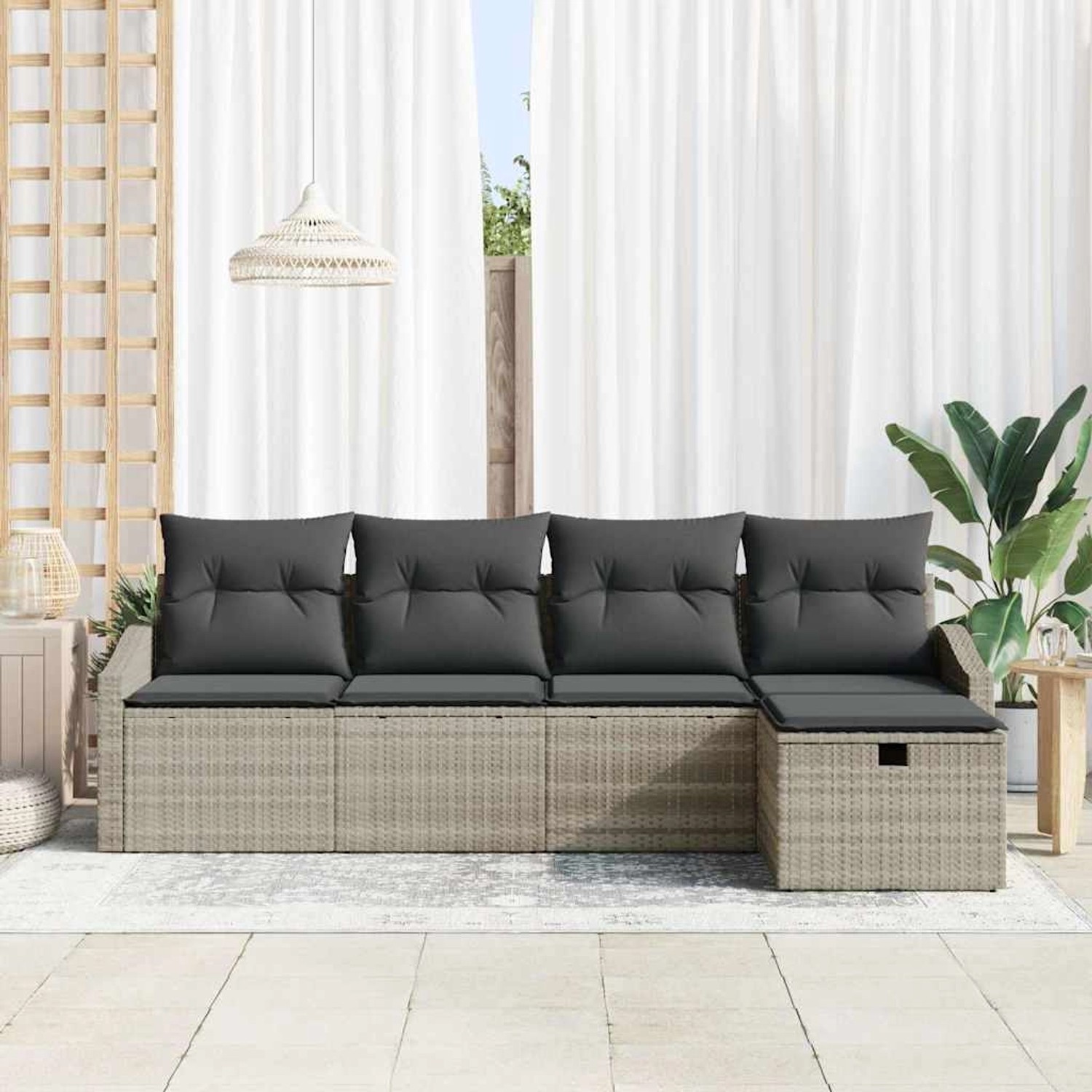 Hellgraues vidaXL Garten-Sofa-Set (5-tlg.) aus Poly Rattan mit grauen Kissen.