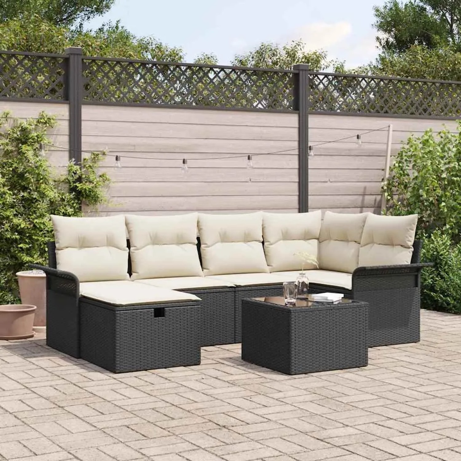 Schwarzes 7-tlg. vidaXL Garten-Sofa-Set aus Poly Rattan mit Kissen.