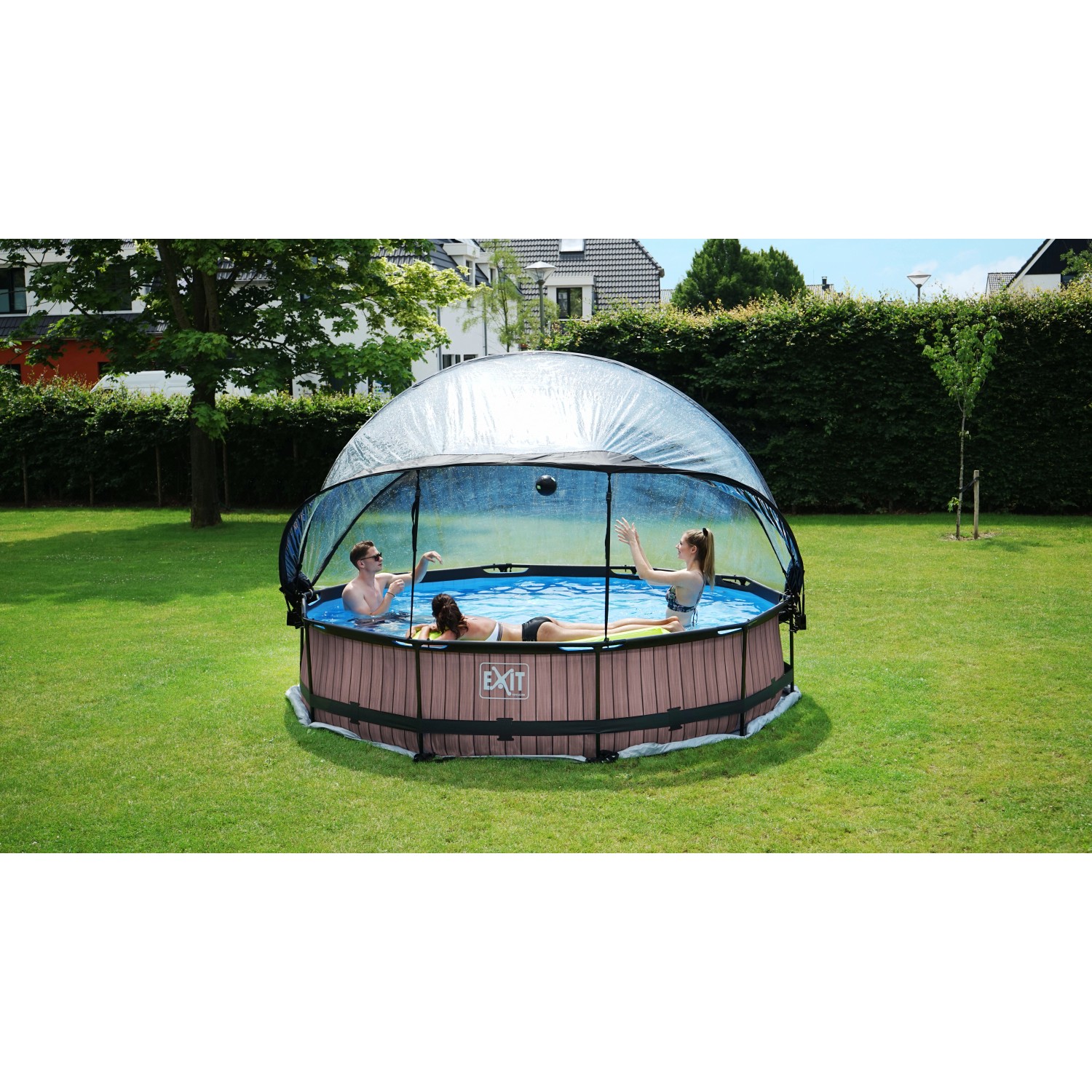 Runder, grüner EXIT Lime Pool ø 360 cm mit Filterpumpe und Abdeckung im Garten mit Badenden.