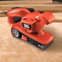 Black+Decker KA86 Bandschleifer in Orange/Schwarz auf Holzgrund.