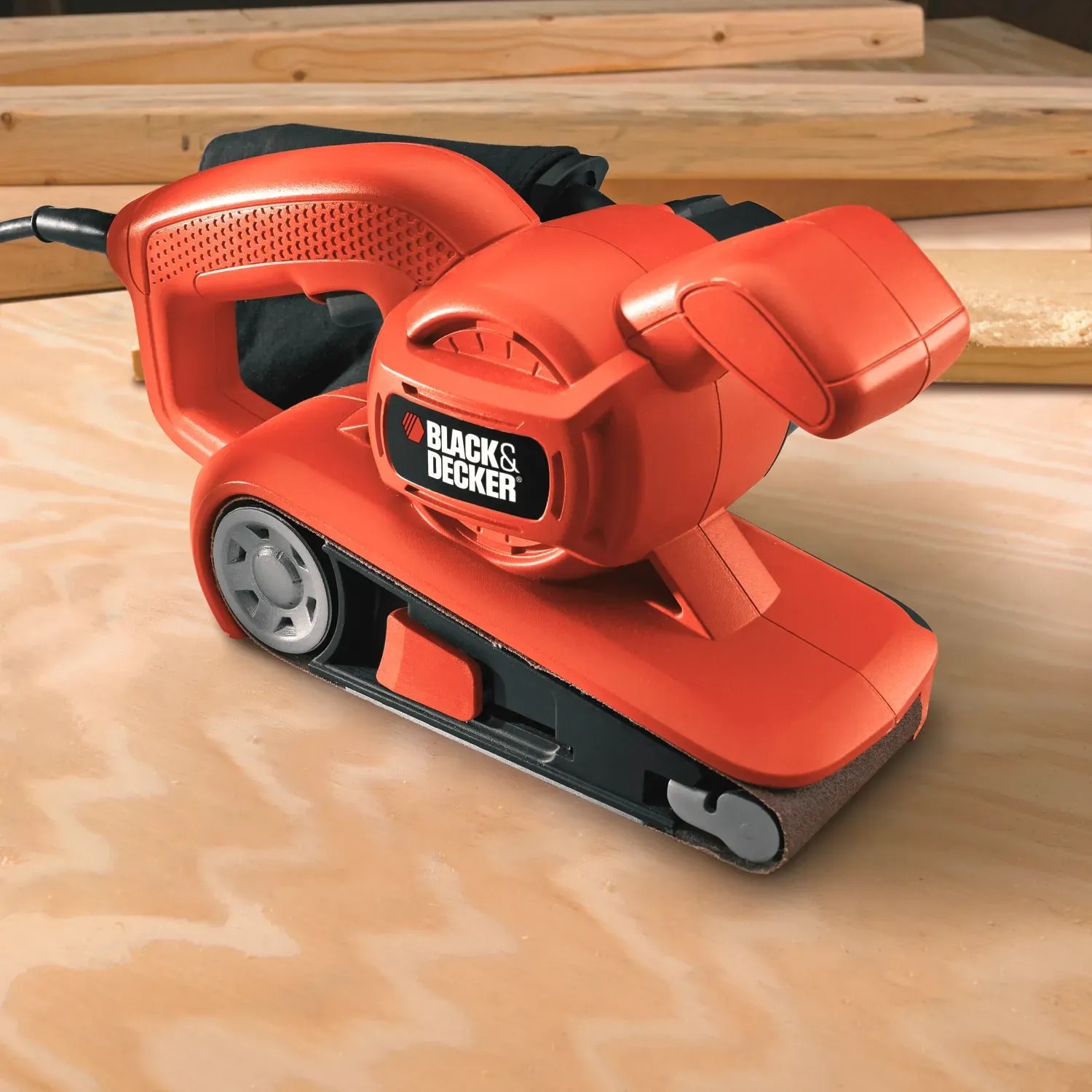 Black+Decker KA86 Bandschleifer in Orange/Schwarz auf Holzgrund.
