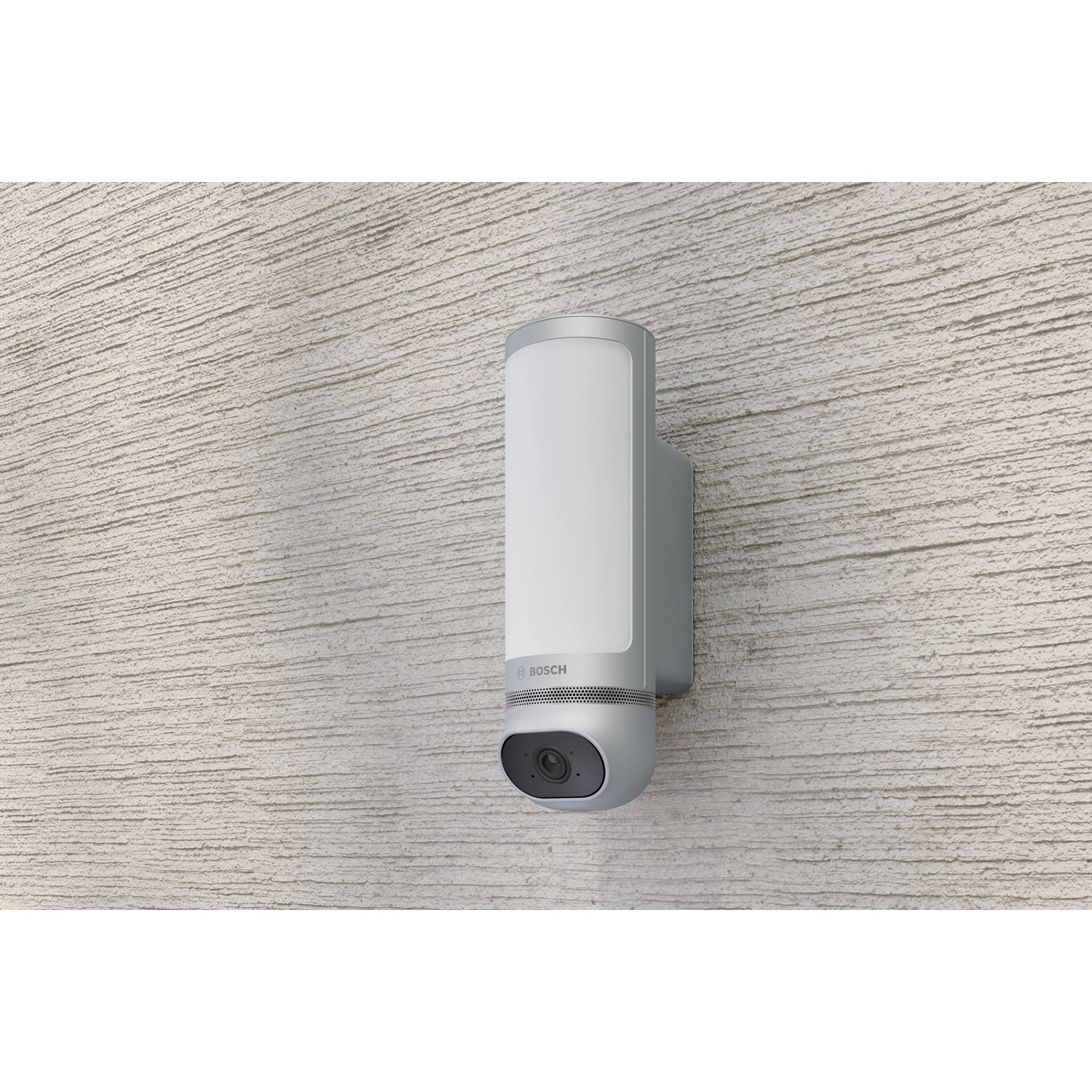 Bosch Smart Home Eyes II Außenkamera in Silber an einer Wand montiert.