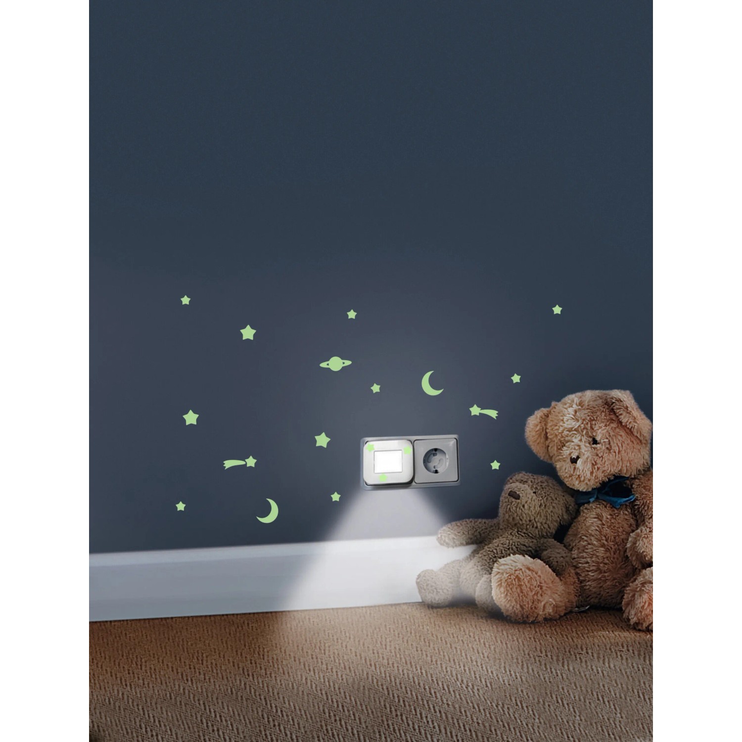 Osram LED-Nachtlicht Lunetta Hall in Steckdose, mit Leuchtaufklebern an Wand.