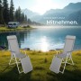 Zwei graue Tectake Aluminium Klapp-Gartenstühle mit verstellbarer Lehne am Seeufer. Ideal für Camping & Garten.
