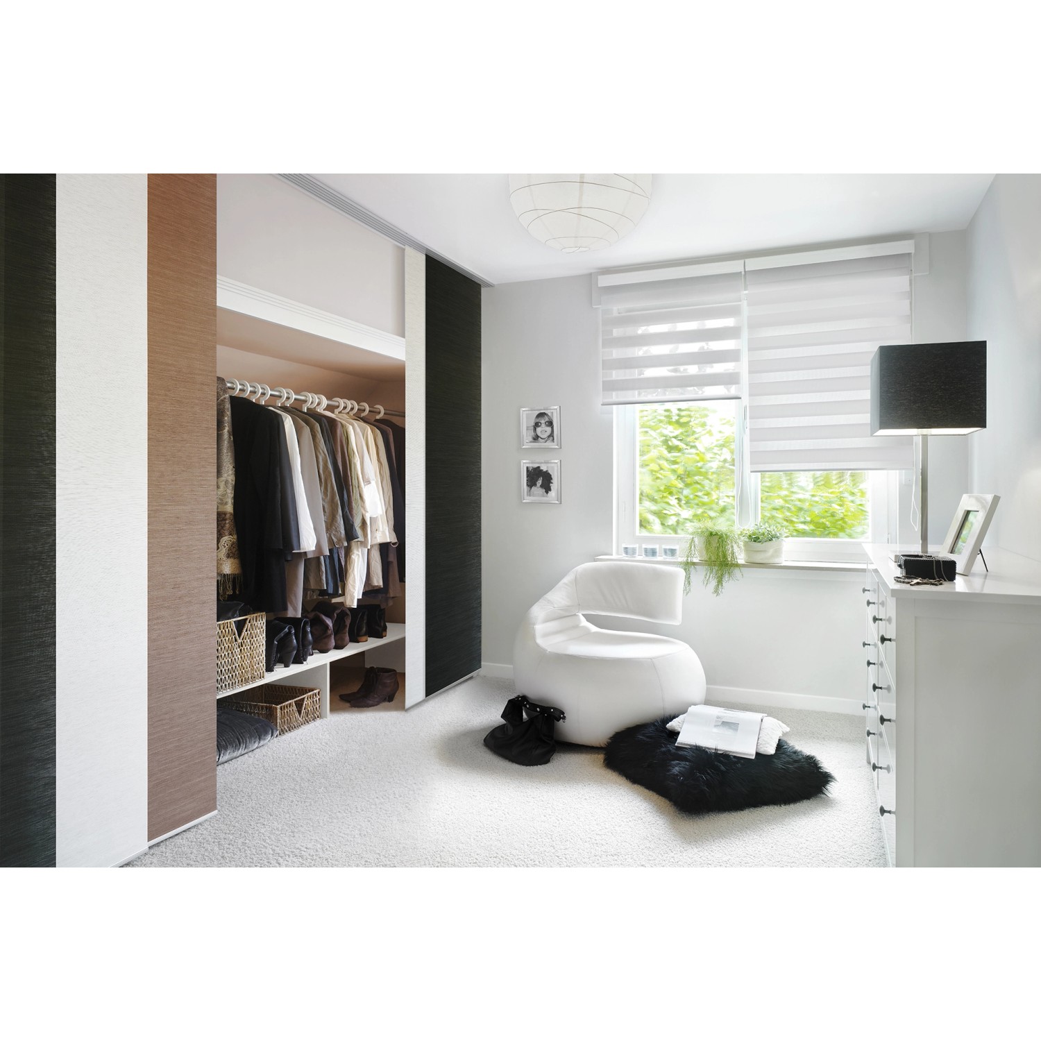 Gardinia Doppelrollo, 60x160 cm, Weiß, im modernen Schlafzimmer mit Fenster.