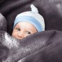 Baby unter Bestlivings Mikrofaser Babydecke in Anthrazit (90x140 cm).