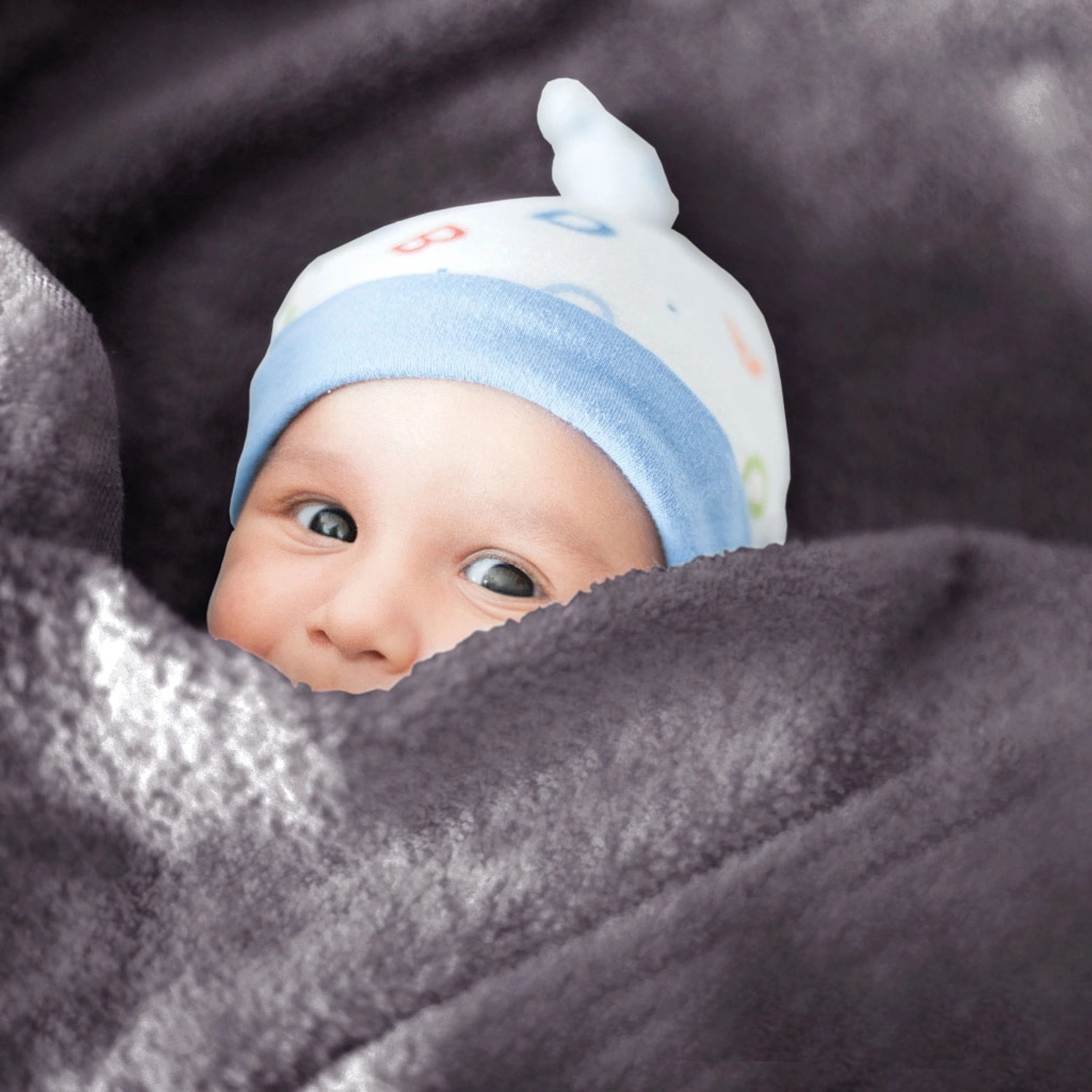 Baby unter Bestlivings Mikrofaser Babydecke in Anthrazit (90x140 cm).