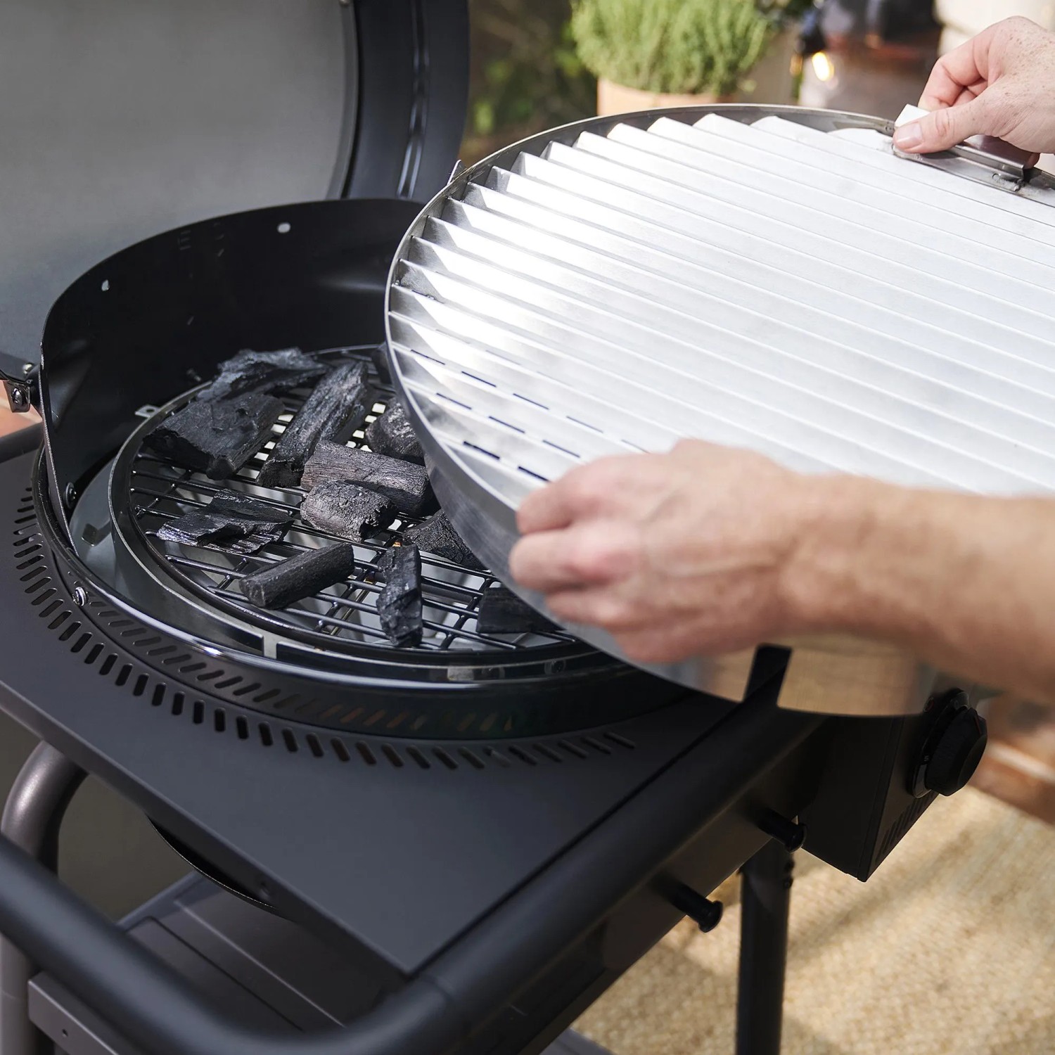 Char-Broil Elektrogrill Patio Bistro E2Coal mit Kohle-Einsatz und Grillrost.