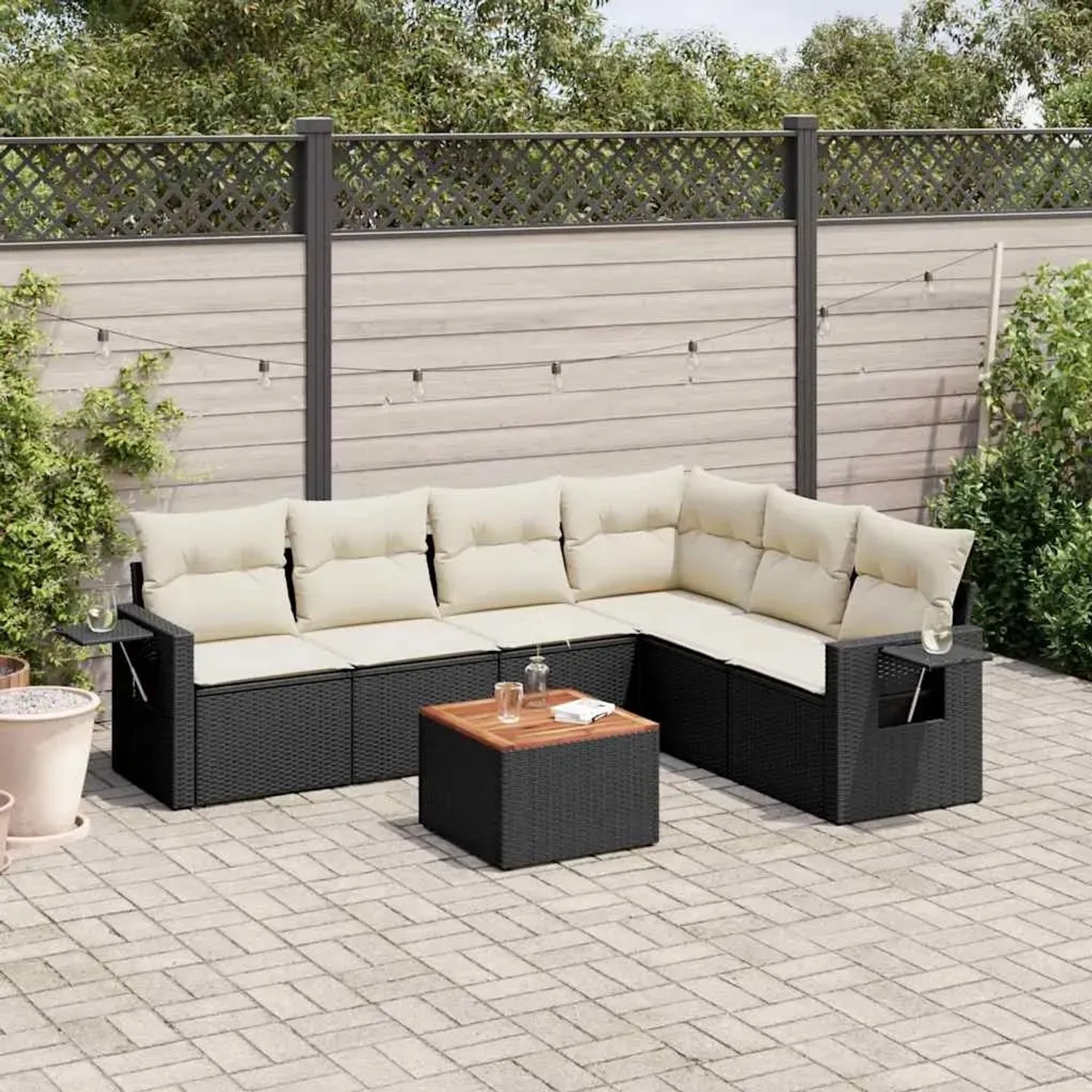 Schwarze 7-tlg. vidaXL Garten-Sofagarnitur aus Rattan mit cremefarbenen Kissen und Tisch.