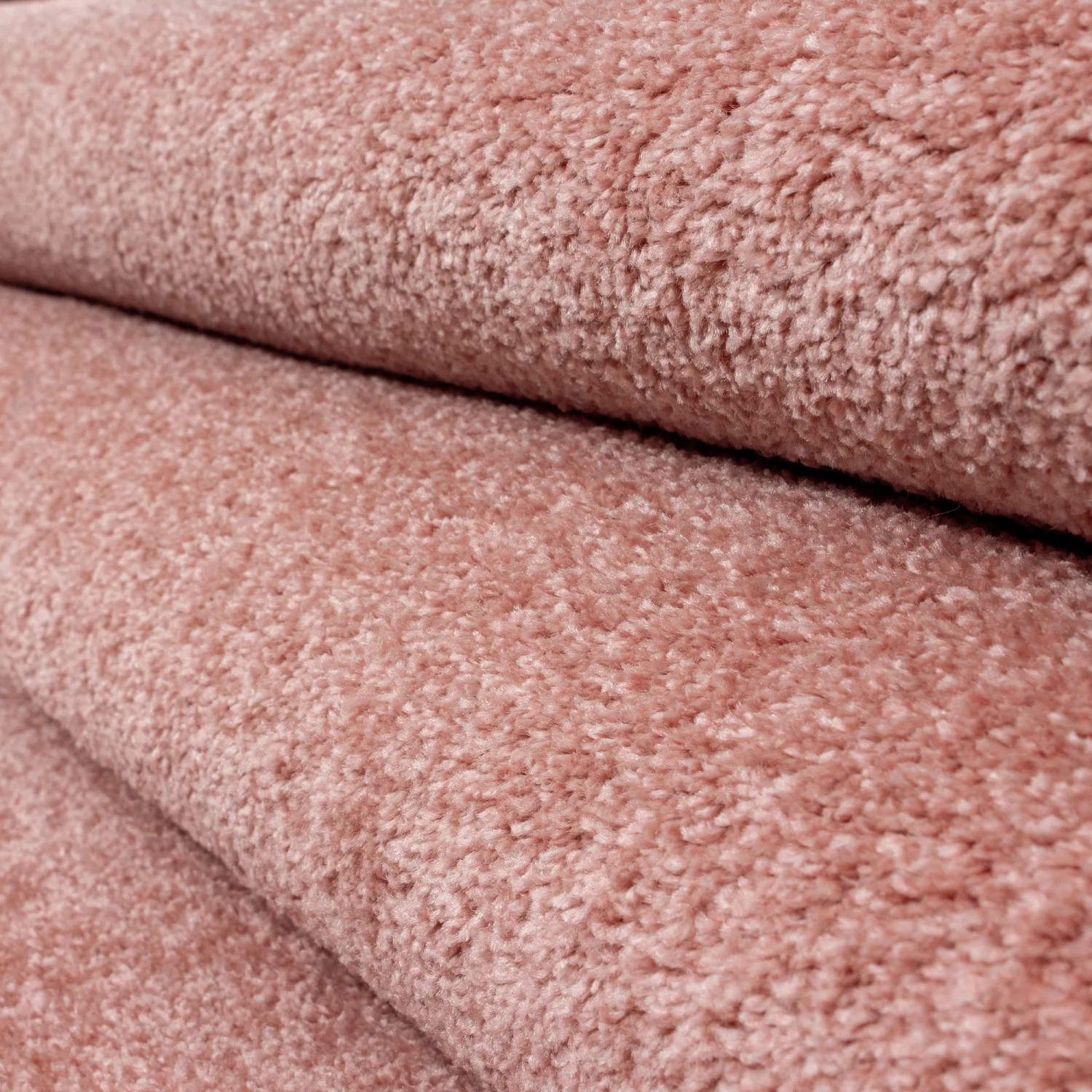 Detailaufnahme: Ayyildiz Kurzflorteppich Ata 7000 in Rosa, weiche Textur.