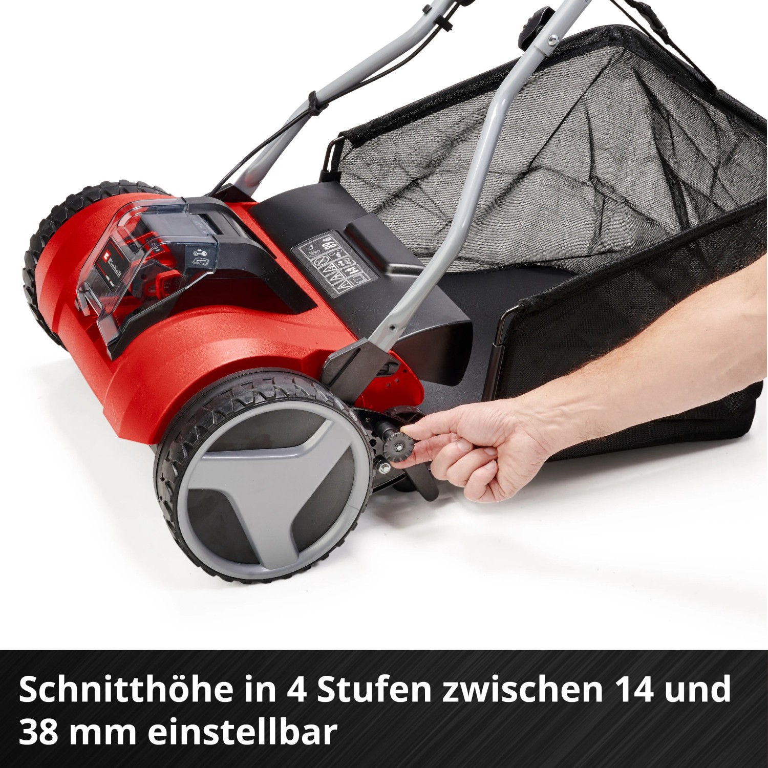 Einhell Akku-Spindelmäher: Detailaufnahme der Schnitthöhenverstellung am roten Rasenmäher.