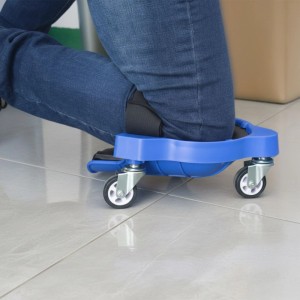 Person kniet auf blauem Knieroller aus Kunststoff mit Rollen auf Fliesenboden für mobile Bodenarbeiten.