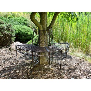 Halbkreisförmige Baumbank aus Metall in Rost-Optik für 3 Personen. Gartenbank mit filigranen Ornamenten.