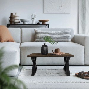 ML-Design Tisch mit schwarzen X-Tischbeinen aus Stahl im Wohnzimmer.