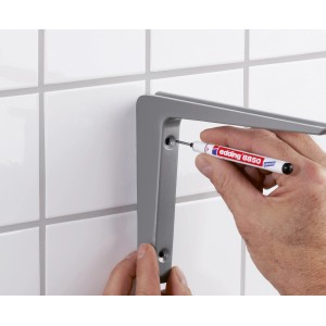 Edding 8850 Bohrloch Pen in Schwarz beim Markieren eines Bohrlochs in einer grauen Halterung.