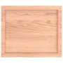Helle, rechteckige Waschtischplatte aus behandeltem Massivholz (Eiche) mit Naturkante.