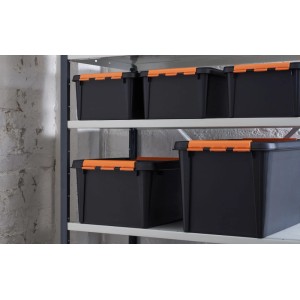 Schwarze SmartStore Aufbewahrungsbox Pro (49 l) auf einem Regal. Robuste Kunststoffbox mit orangefarbenen Verschlüssen.