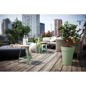 Hoher, grüner Elho Blumentopf Loft Urban (Ø 34 cm) mit Orangenbaum auf einer Dachterrasse.