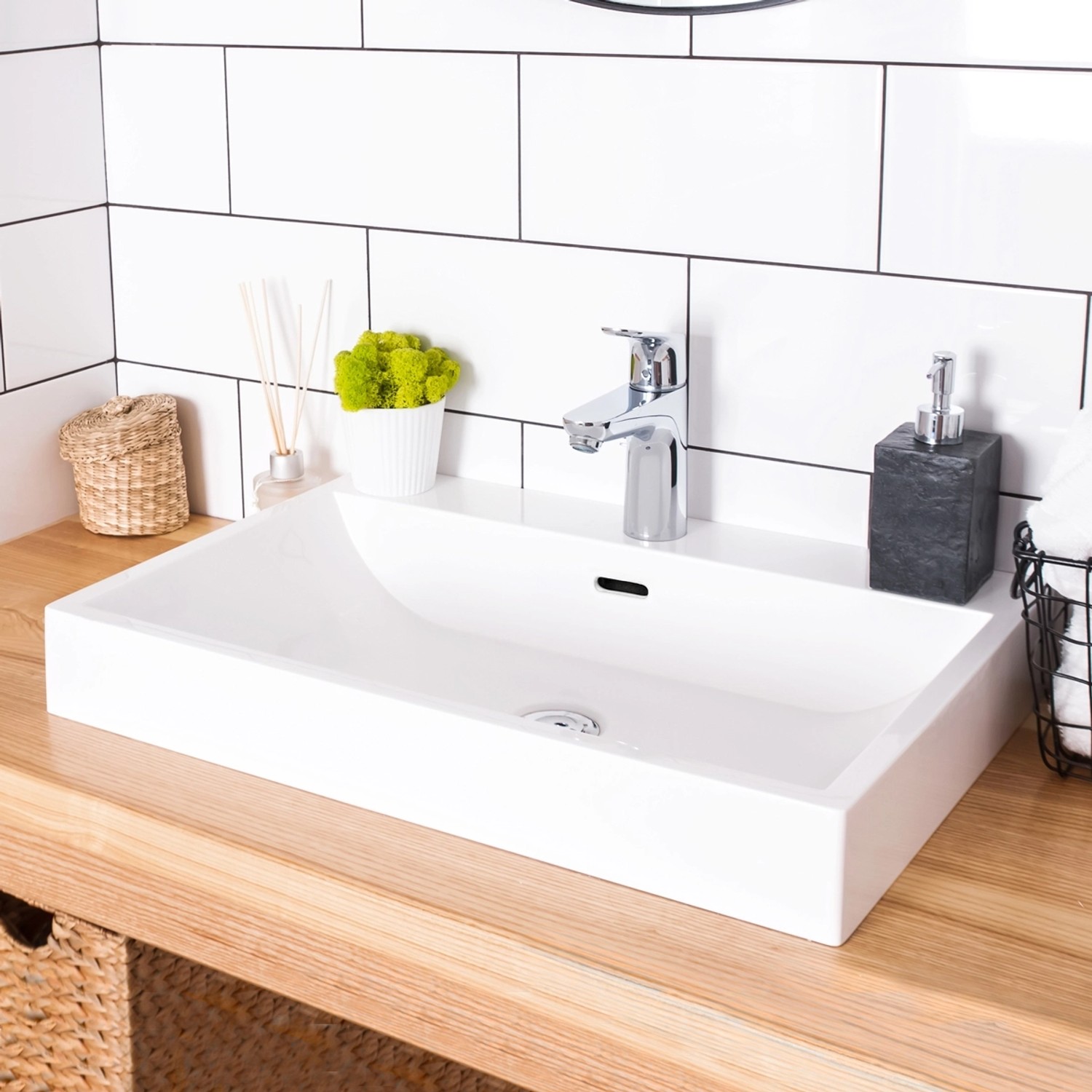 Eckiges, weißes ECD Germany Aufsatzwaschbecken aus Keramik (605x365 mm) im Badezimmer.