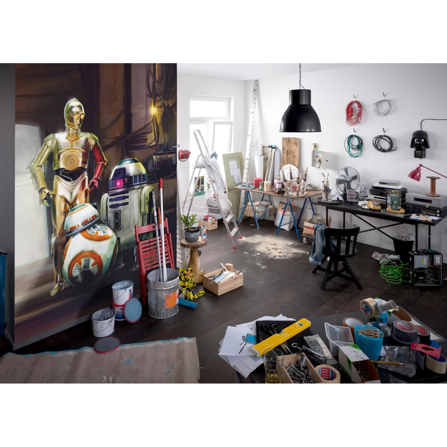 Fototapete STAR WARS Three Droids im Raum, C-3PO, R2-D2 und BB-8. Wanddeko für Star Wars Fans.