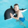 Junge schwimmt mit Westmann Pool Buddy Delfin grau-weiß im Pool. Wasserspielzeug für Kinder.