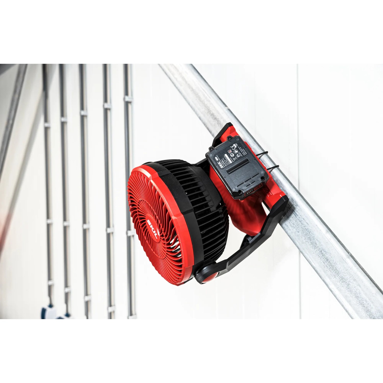 Skil Akku-Ventilator 3164CA (ohne Akku/Ladegerät) an Metallstange befestigt.