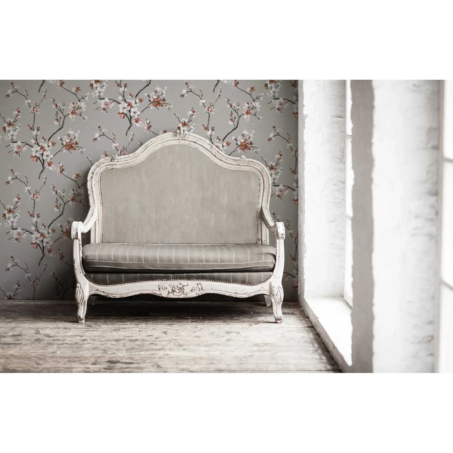 Grau-braune Vliestapete mit Blumenmuster und leichter Struktur im Raum.