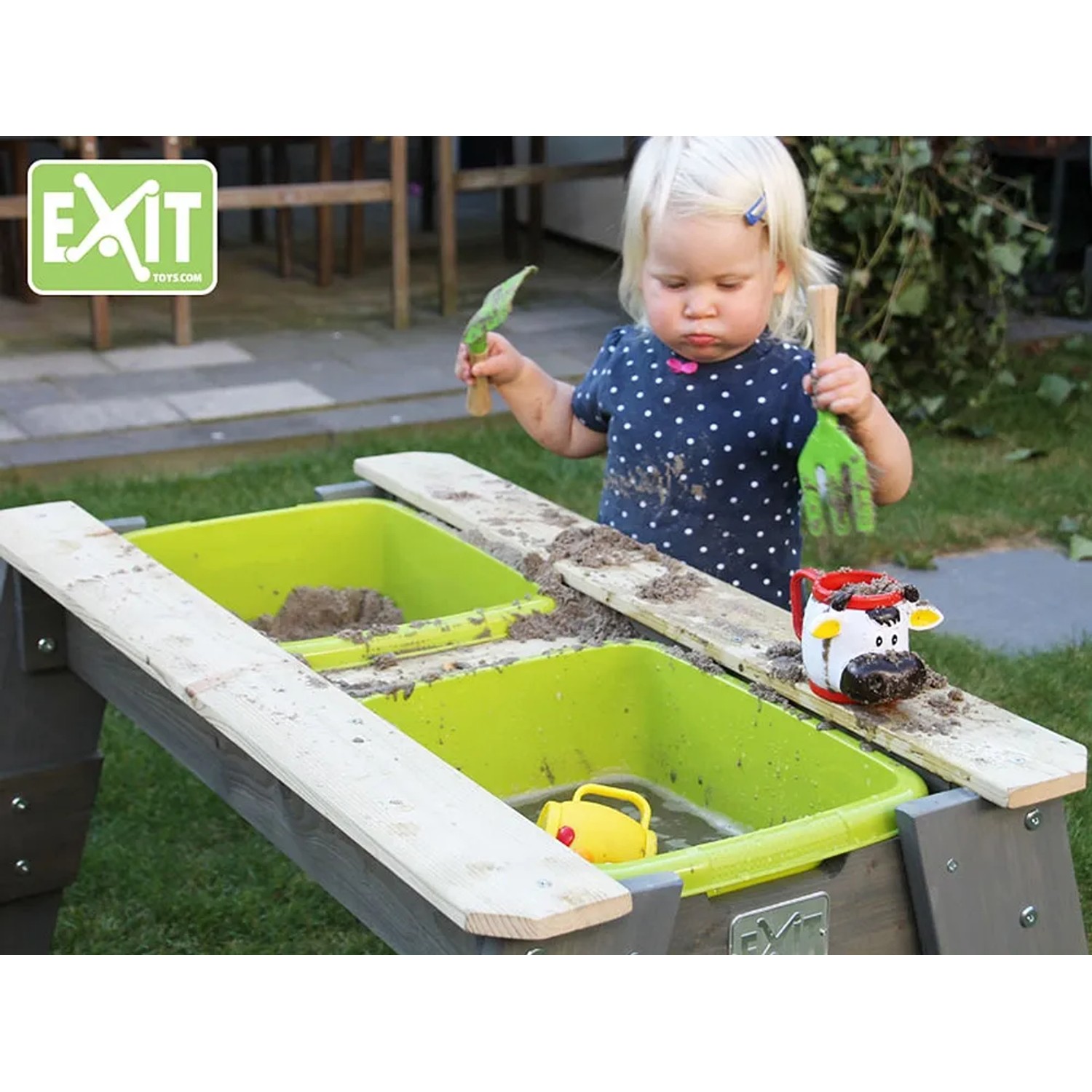 EXIT Aksent Sand-, Wasser- und Picknicktisch mit Kind beim Spielen im Garten.