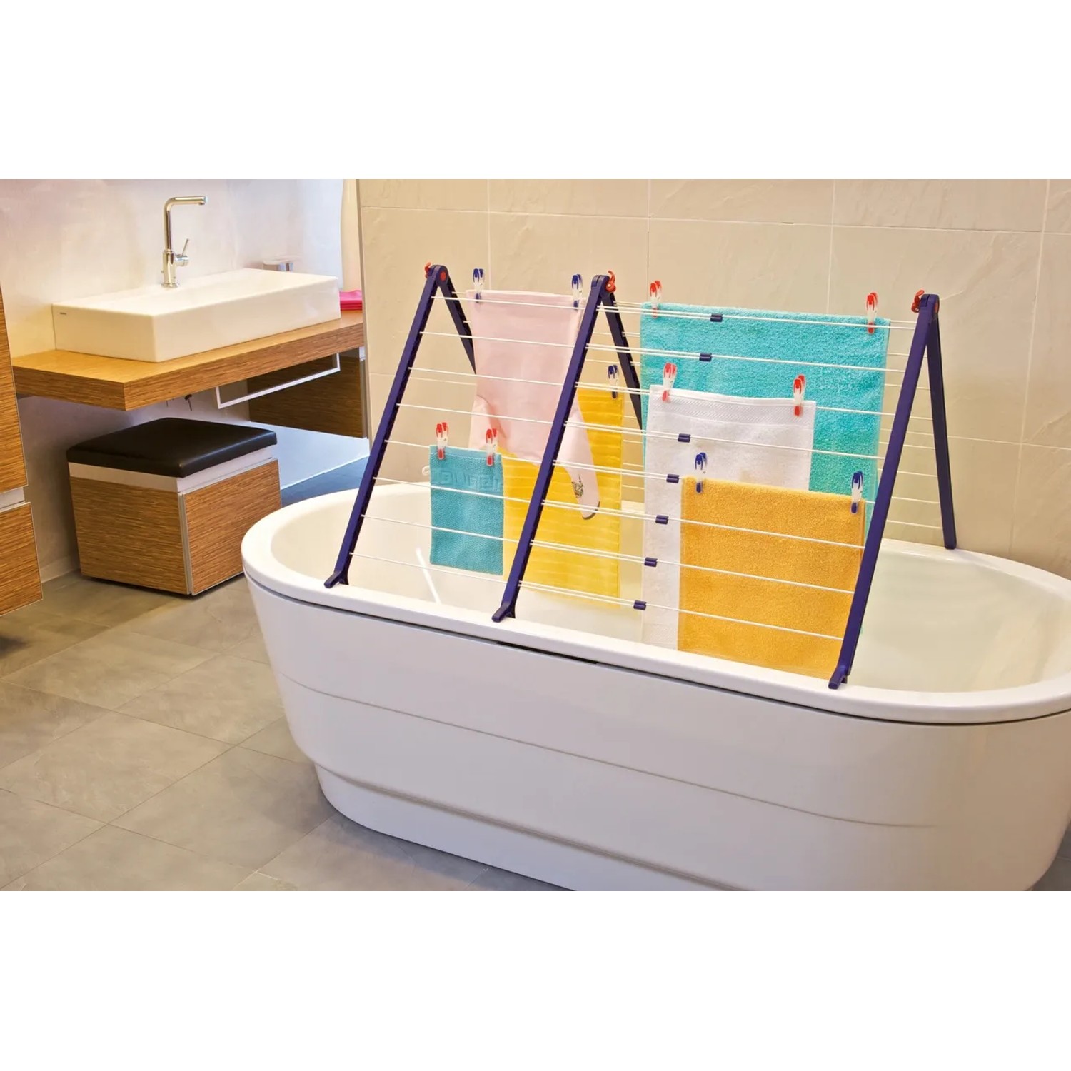 Leifheit Badewannentrockner Pegasus V Duo mit Wäsche in Badewanne.