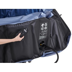 Detailansicht des MSpa Comfort Whirlpools Bergen AirJet mit Steuerung in der Hand.
