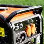 Detailansicht des Cross Tools Notstromaggregat Inverter CPG 4000 INV mit Bedienelementen und Steckdosen.