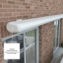 Elektrische Kassettenmarkise in Anthrazit, Tuchfarbe Kieselfarbe, montiert an einer Hauswand.