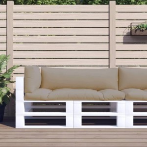 Taupefarbene Palettenkissen auf weißem Palettensofa im Garten. 3-teiliges Set aus Sitz-, Rücken- und Seitenkissen.