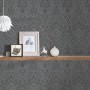 Anthrazitfarbene Textiltapete im Landhausstil mit Barock Ornament für Wohn- und Schlafzimmer.