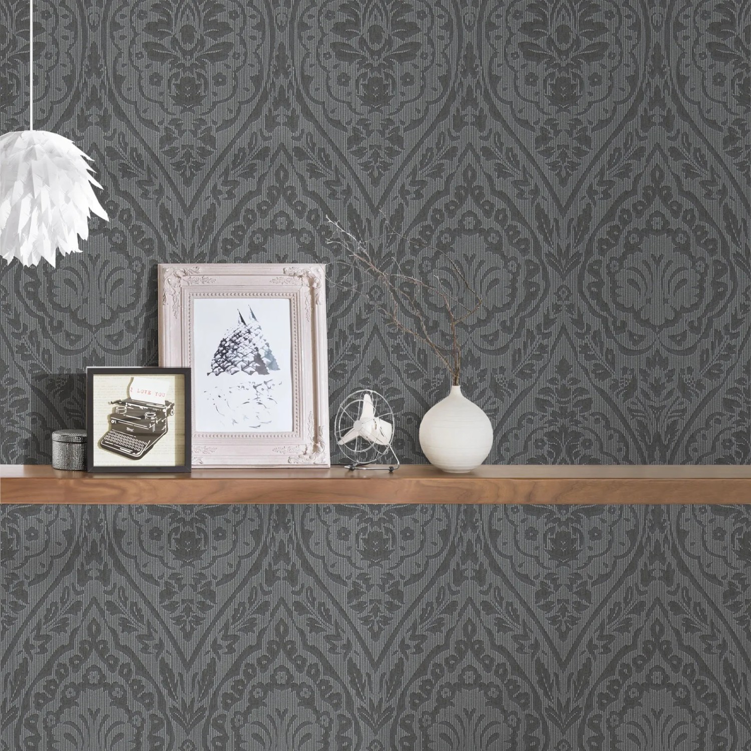 Anthrazitfarbene Textiltapete im Landhausstil mit Barock Ornament für Wohn- und Schlafzimmer.