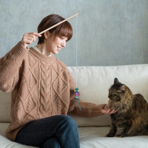 Frau spielt mit Katze mit Relaxdays Katzenangel 5er Set mit Maus.