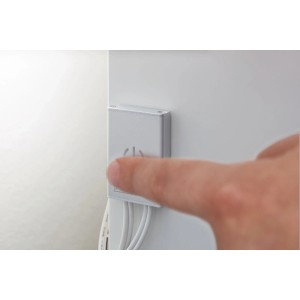 Paulmann MaxLED Touch Switch in Silber wird mit Finger bedient, zur Steuerung von LED-Streifen.
