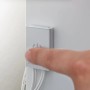 Paulmann MaxLED Touch Switch in Silber wird mit Finger bedient, zur Steuerung von LED-Streifen.